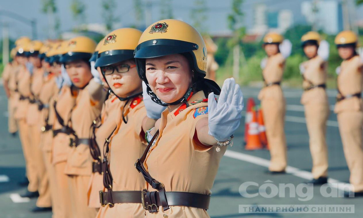 Đội hình nữ CSGT dẫn đoàn của Phòng PC08 là đội nữ đi tiên phong. (Ảnh CATPHCM)