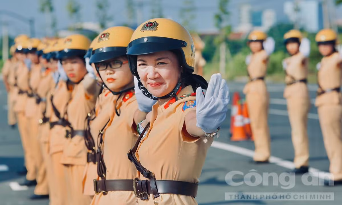 Đội hình nữ CSGT dẫn đoàn của Phòng PC08 là đội nữ đi tiên phong. (Ảnh CATPHCM)