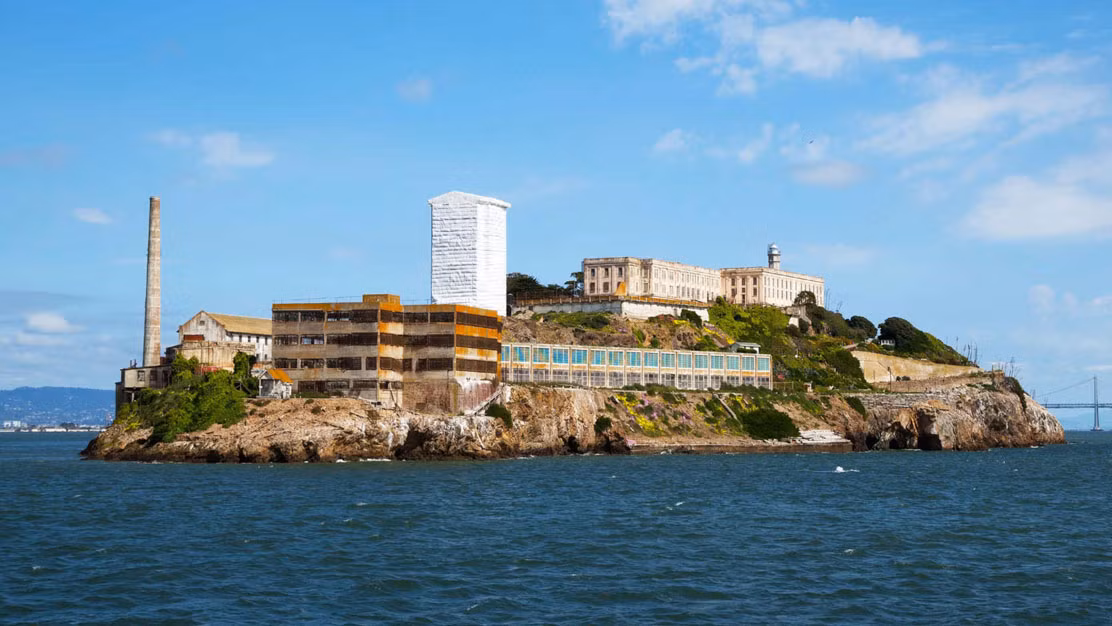Đảo Alcatraz nằm trên vịnh San Francisco ở California có một nhà tù nổi tiếng thế giới. Đây từng là nơi giam giữ những tù nhân khét tiếng nhất thế giới.