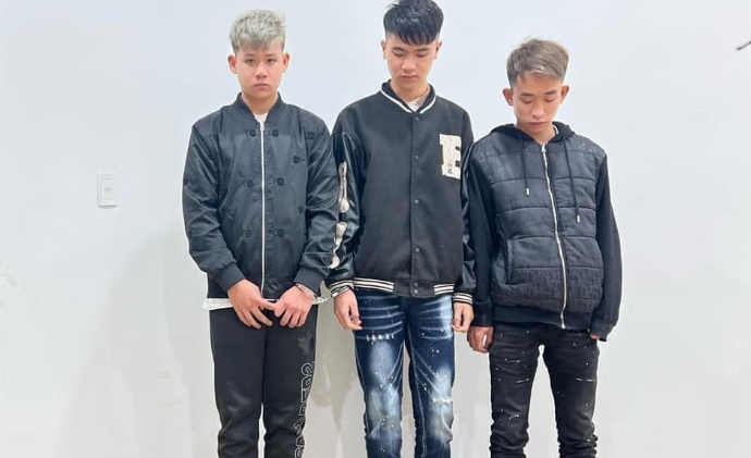 Quang Ninh: Bat nhom thanh nien mang dao, kiem di chem nguoi di duong