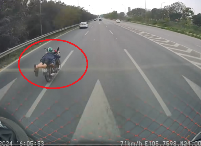 Tai xe nam tren yen xe may lao vun vut tren Dai lo Thang Long