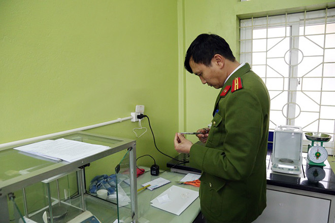 Đúng như dự đoán, kết quả giải phẫu cho thấy bà L. chết do tác động ngoại lực, cơ thể có nhiều vết thương, tuy nhiên chưa thể xác định được loại hung khí. Đến đây, công an đã có thể kết luận đó là một vụ án mạng. Bà L. sống độc thân, không lập gia đình cũng không có con cái. Gia cảnh nạn nhân rất vất vả, mọi sinh hoạt đều do các anh chị em trong nhà giúp đỡ. (Ảnh minh họa, nguồn internet) 