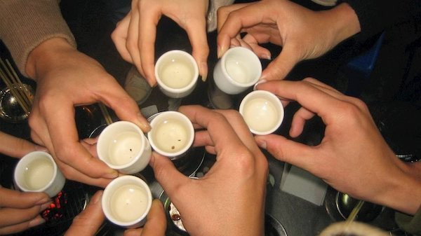 Theo đó, trước hôm xảy ra vụ án, Thà đi về thì gặp bà L trên đường. Chỉ vì mâu thuẫn xin đường, bà L. và Thà to tiếng với nhau. Sáng mùng 1 Tết, sau khi đi uống rượu về, Thà nghĩ tới lời nói của bà L hôm trước. Bực tức trong lòng, Thà sang nhà bà L và đánh, sát hạinạn nhân. Để che giấu hành vi phạm tội, Thà dựng hiện trường giả. Chỉ vì những mâu thuẫn rất nhỏ mà Thà nhẫn tâm tước đoạt mạng sống của người khác và đã phải chịu sự trừng phạt từ pháp luật. (Ảnh minh họa, nguồn internet)