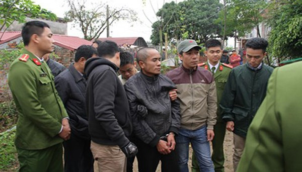 Tại đây, H. khai nhận đầy đủ thời gian, địa điểm anh ta đi vào ngày xảy ra vụ án. Tiến hành kiểm tra chéo, công an xác định lời khai của H. là chính xác, người này được loại nghi. Người thứ 2 được công an “để ý” là Dương Văn Thà (36 tuổi, là hành xóm của nạn nhân L.). Thà có một quá khứ khá phức tạp. Nhiều năm trước anh ta ra tay sát hại vợ, tuy nhiên may mắn người vợ không chết. Thà bị bắt và mới được ra tù. Kể từ ngày về địa phương, theo đánh giá thì Thà không có biểu hiện bất thường, cuộc sống ít điều tiếng. Tuy thế, các điều tra viên nhận thấy vụ án Thà từng gây ra với vợ và vụ án tại nhà bà L khá “gần” nhau. (Đối tượng Thà khi bị bắt) 