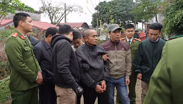 Tại đây, H. khai nhận đầy đủ thời gian, địa điểm anh ta đi vào ngày xảy ra vụ án. Tiến hành kiểm tra chéo, công an xác định lời khai của H. là chính xác, người này được loại nghi. Người thứ 2 được công an “để ý” là Dương Văn Thà (36 tuổi, là hành xóm của nạn nhân L.). Thà có một quá khứ khá phức tạp. Nhiều năm trước anh ta ra tay sát hại vợ, tuy nhiên may mắn người vợ không chết. Thà bị bắt và mới được ra tù. Kể từ ngày về địa phương, theo đánh giá thì Thà không có biểu hiện bất thường, cuộc sống ít điều tiếng. Tuy thế, các điều tra viên nhận thấy vụ án Thà từng gây ra với vợ và vụ án tại nhà bà L khá “gần” nhau. (Đối tượng Thà khi bị bắt) 