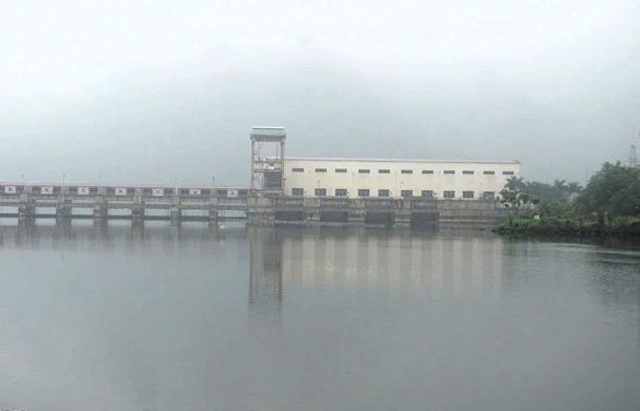 Thanh Hoa: Cheo thuyen ra song chup anh, hai vo chong bi chet duoi