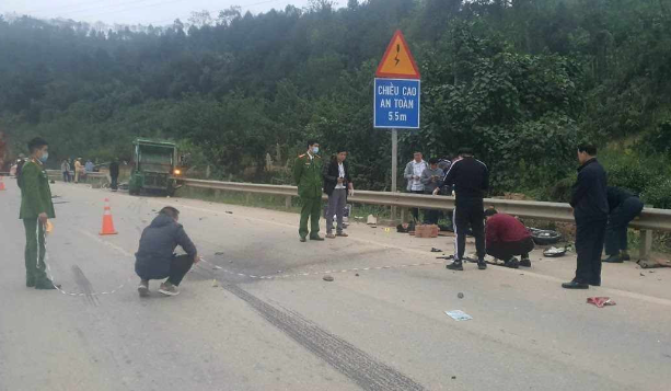 4 nguoi tu vong vu di xe may nguoc chieu: Trach nhiem thuoc ve ai?