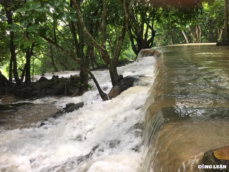 Kham pha ve dep tua tranh ve cua thac Voi xu Thanh-Hinh-2