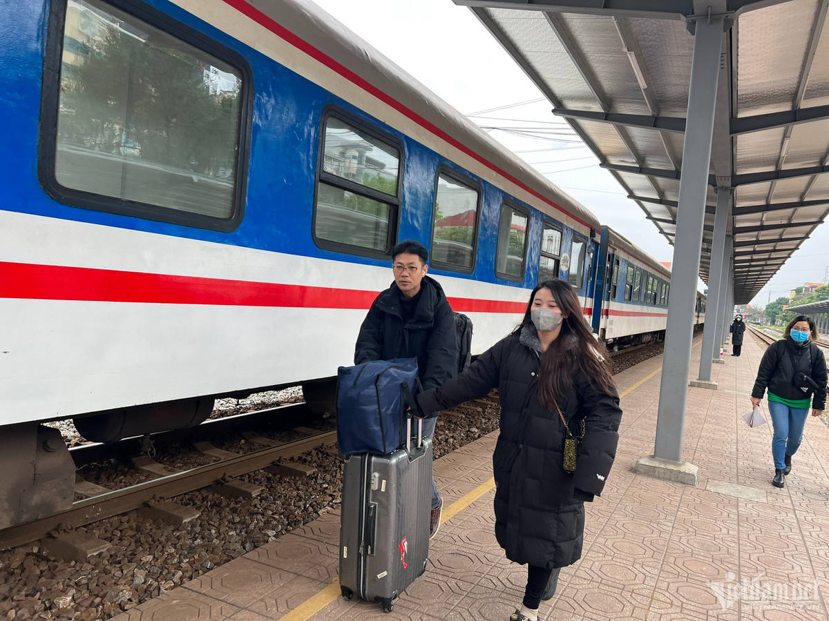 Bộn bề nỗi lòng người về quê ăn Tết trên chuyến tàu đêm Giao thừa - Hình 5 Bon be noi long nguoi ve que an Tet tren chuyen tau dem Giao thua-Hinh-5