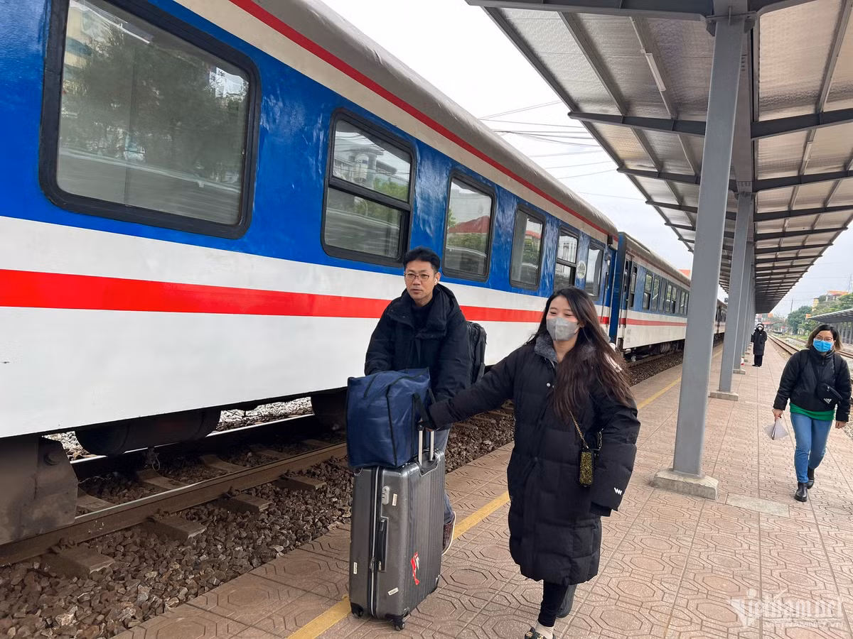 Bon be noi long nguoi ve que an Tet tren chuyen tau dem Giao thua-Hinh-5