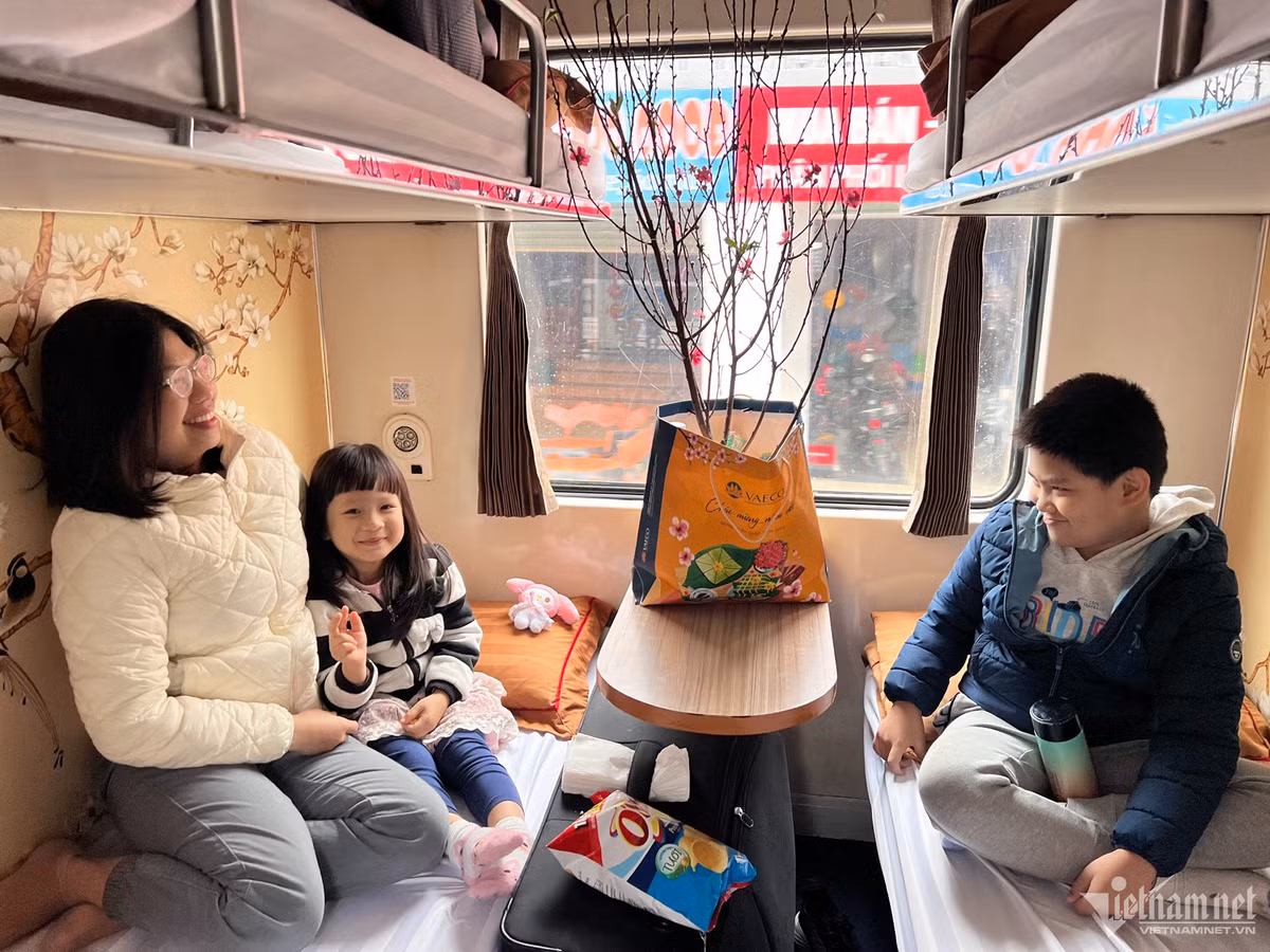 Bon be noi long nguoi ve que an Tet tren chuyen tau dem Giao thua-Hinh-9