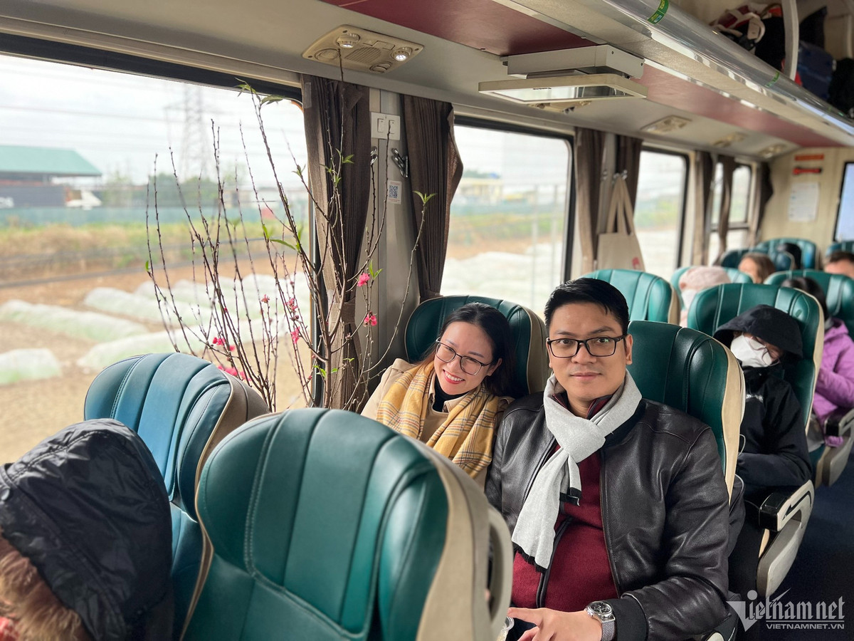 Bộn bề nỗi lòng người về quê ăn Tết trên chuyến tàu đêm Giao thừa - Hình 7 Bon be noi long nguoi ve que an Tet tren chuyen tau dem Giao thua-Hinh-7