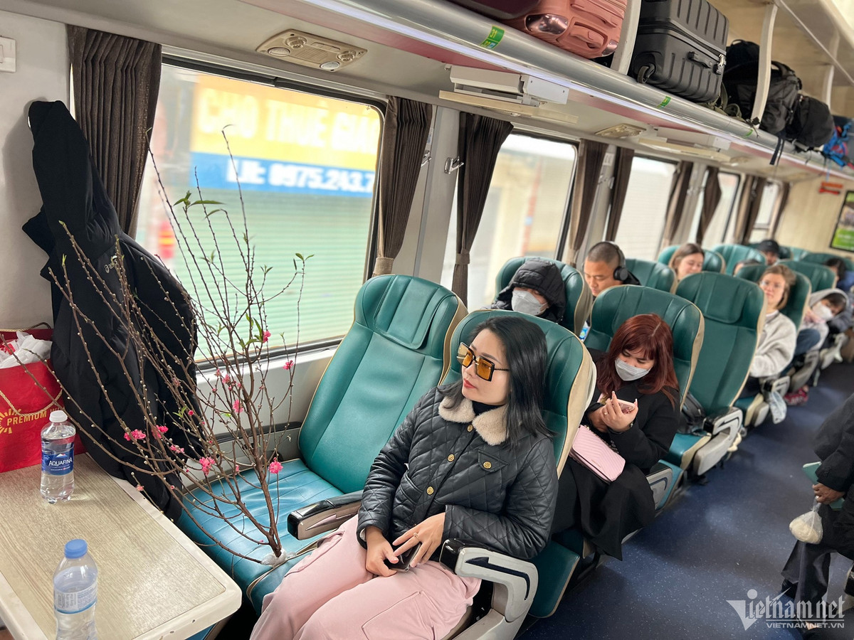 Bộn bề nỗi lòng người về quê ăn Tết trên chuyến tàu đêm Giao thừa - Hình 6 Bon be noi long nguoi ve que an Tet tren chuyen tau dem Giao thua-Hinh-6