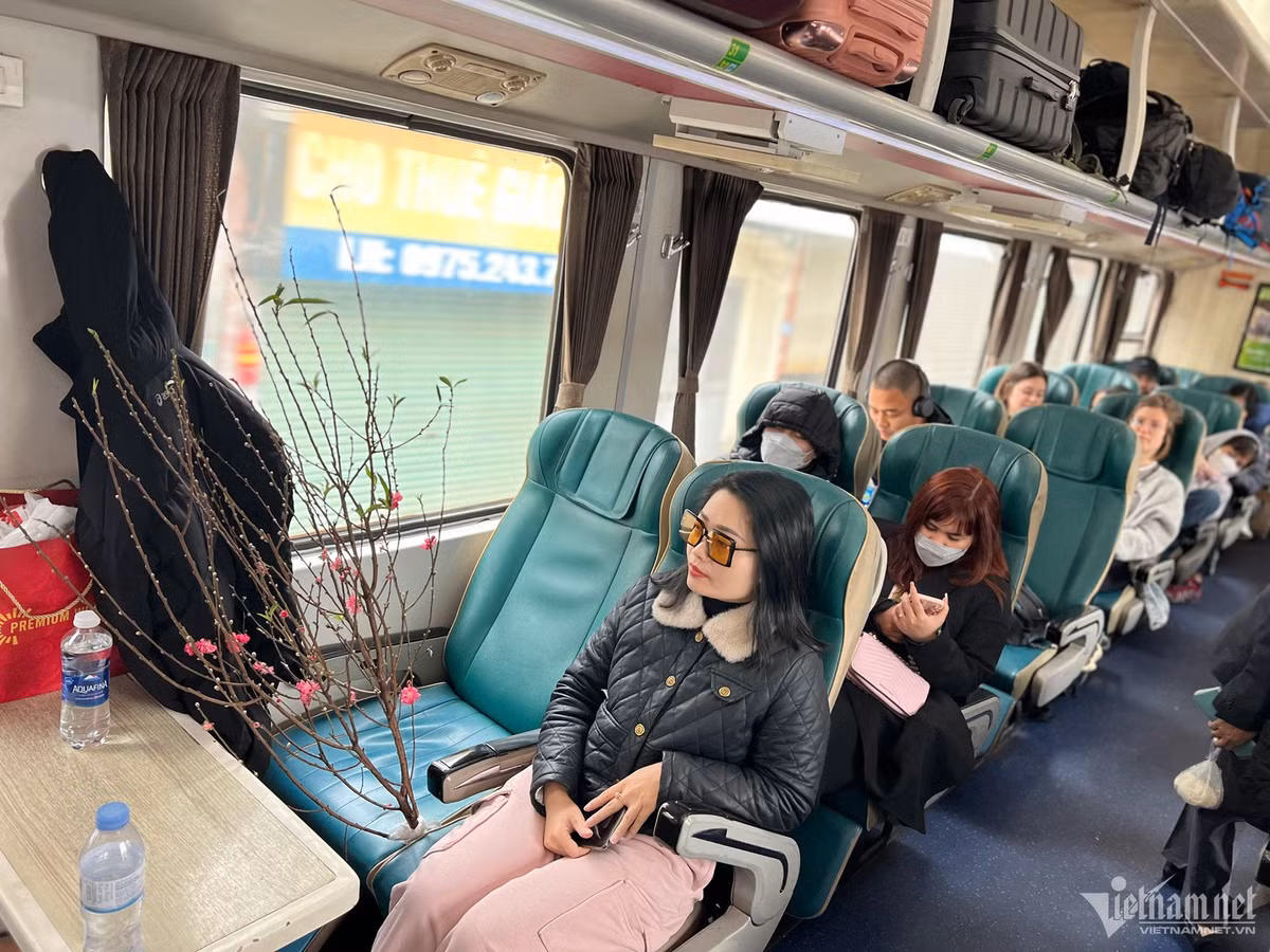 Bon be noi long nguoi ve que an Tet tren chuyen tau dem Giao thua-Hinh-6