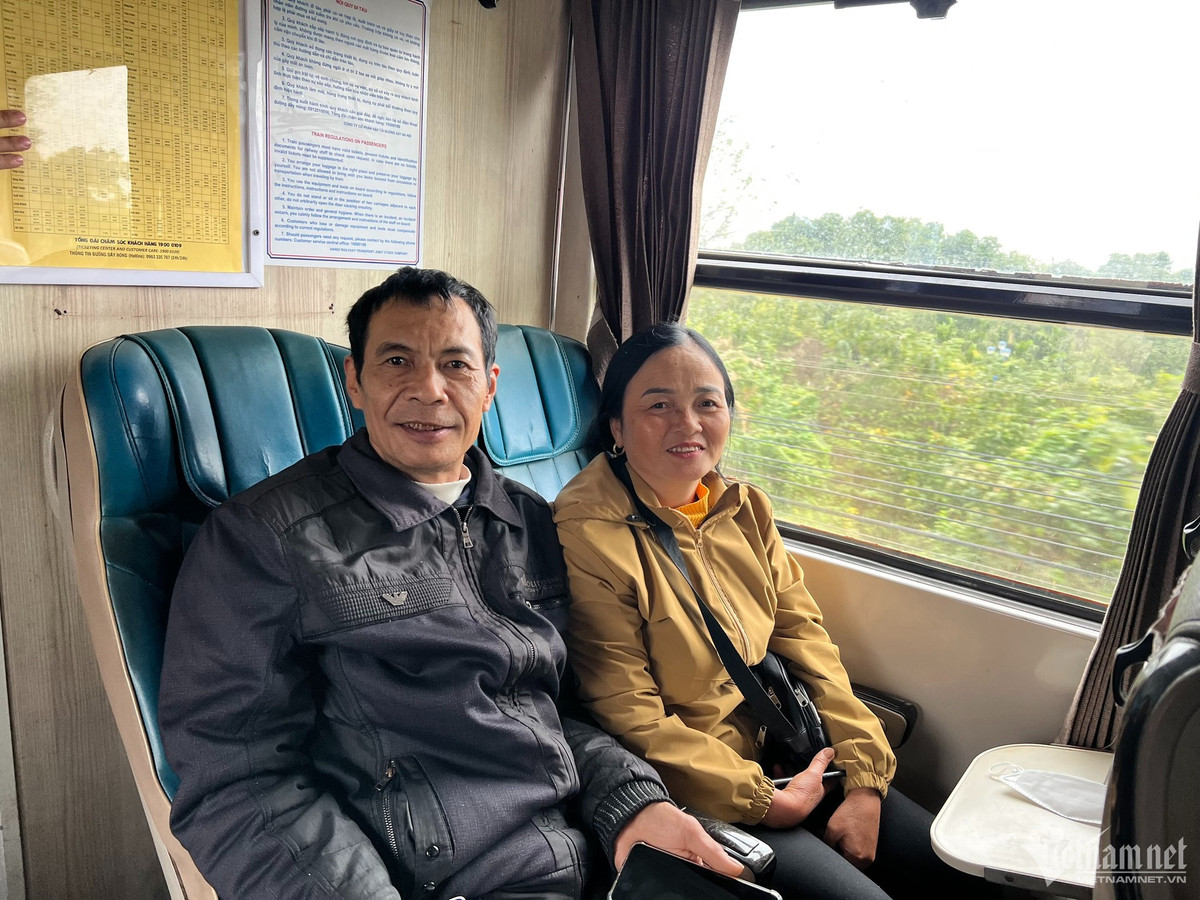 Bộn bề nỗi lòng người về quê ăn Tết trên chuyến tàu đêm Giao thừa - Hình 10 Bon be noi long nguoi ve que an Tet tren chuyen tau dem Giao thua-Hinh-10