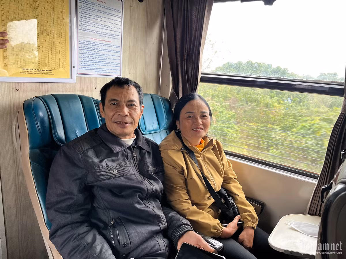 Bon be noi long nguoi ve que an Tet tren chuyen tau dem Giao thua-Hinh-10