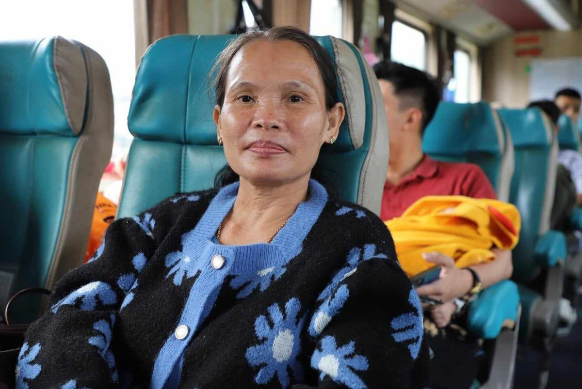 Bộn bề nỗi lòng người về quê ăn Tết trên chuyến tàu đêm Giao thừa - Hình 3 Bon be noi long nguoi ve que an Tet tren chuyen tau dem Giao thua-Hinh-3