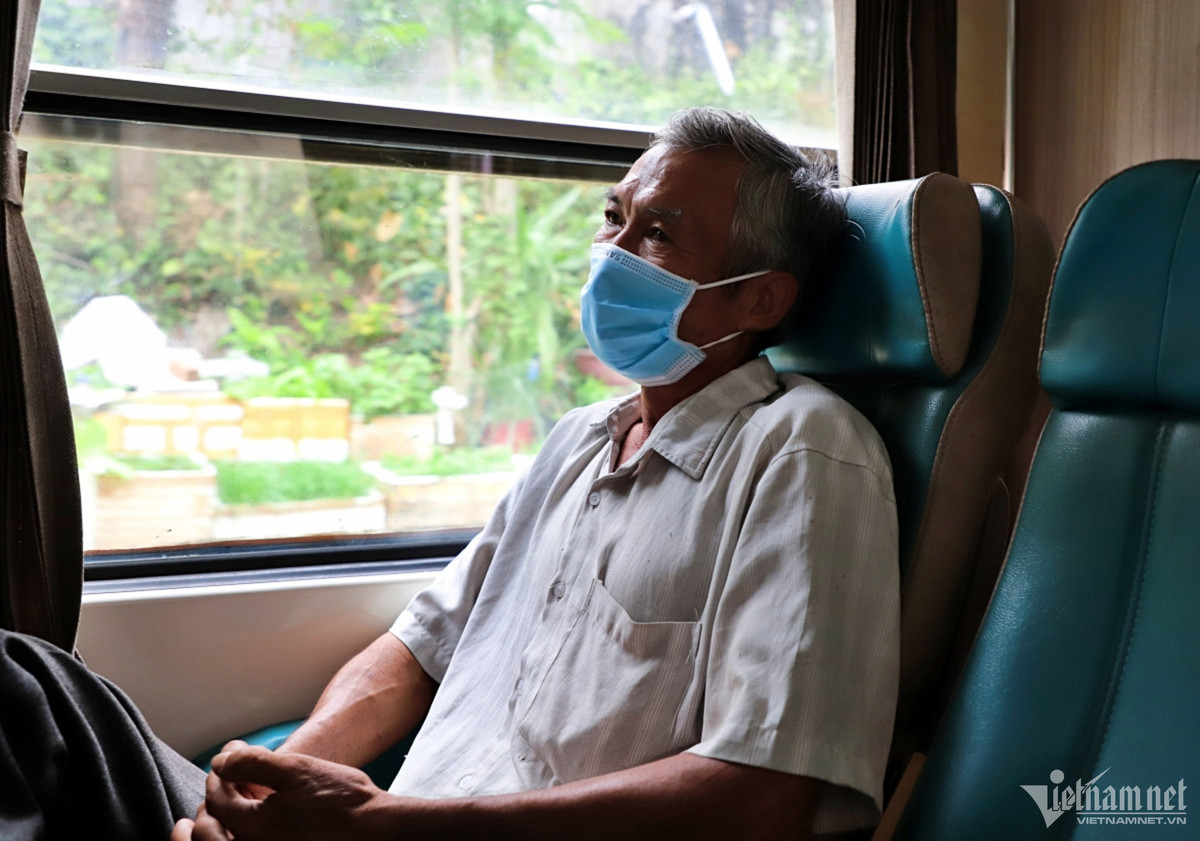 Bộn bề nỗi lòng người về quê ăn Tết trên chuyến tàu đêm Giao thừa Bon be noi long nguoi ve que an Tet tren chuyen tau dem Giao thua