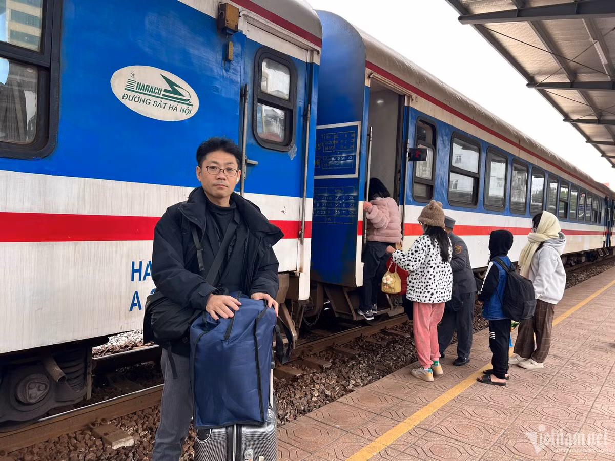 Bon be noi long nguoi ve que an Tet tren chuyen tau dem Giao thua-Hinh-4