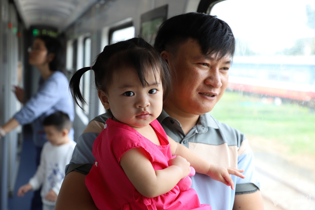 Bộn bề nỗi lòng người về quê ăn Tết trên chuyến tàu đêm Giao thừa - Hình 2 Bon be noi long nguoi ve que an Tet tren chuyen tau dem Giao thua-Hinh-2