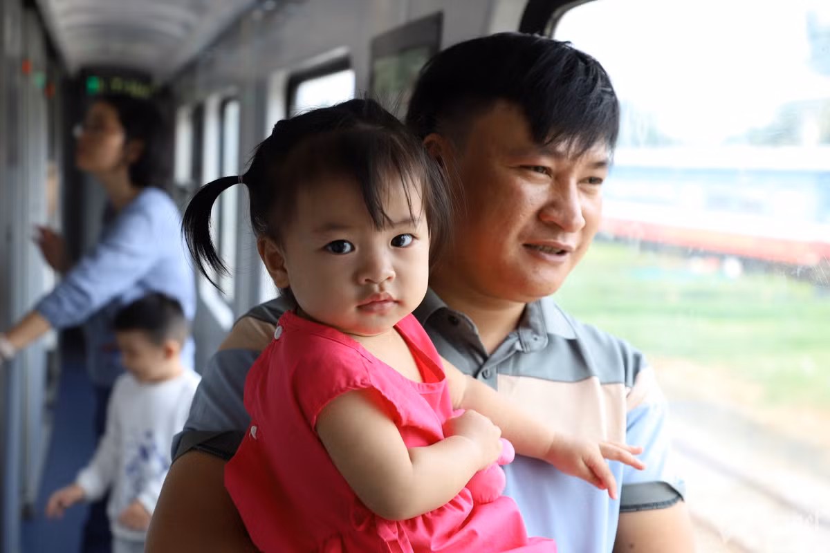 Bon be noi long nguoi ve que an Tet tren chuyen tau dem Giao thua-Hinh-2