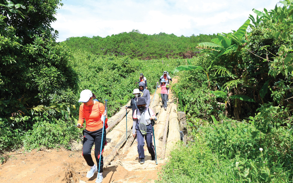Kham pha cung duong trekking dep nhat Viet Nam, tan huong thien nhien