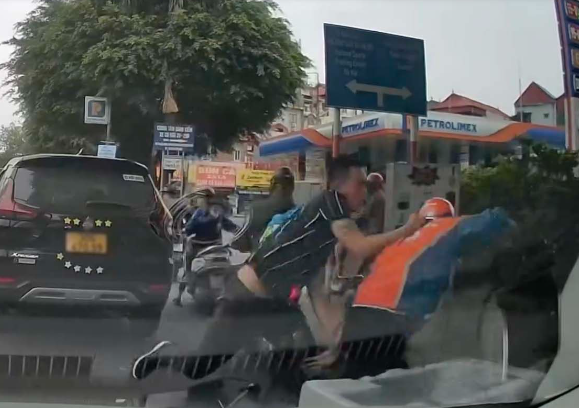 Cong an vao cuoc vu tai xe o to dam da tui bui nam shipper