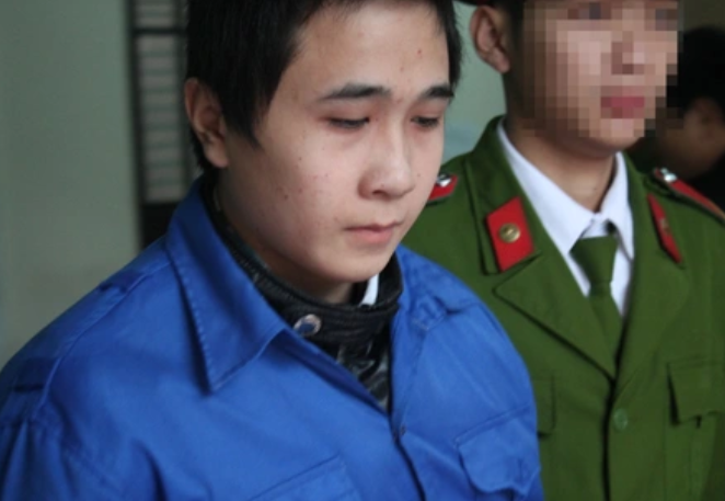 Theo lời khai của Quang, vụ giết người dã man này cũng xuất phát từ một lý do hết sức lãng xẹt. Đầu tháng 8/2012, Phan Văn Quang mang tới nhà anh Nguyễn Văn Lạng (xóm Tuần B, xã Quỳnh Châu, Quỳnh Lưu) một chiếc điện thoại cũ để bán, nhưng bị anh Lạng chê “điện thoại rách, bán mất công”. Cay cú vì nghĩ anh Lạng xem thường mình, Quang nung nấu ý định giết chết anh Lạng cho bõ tức. 