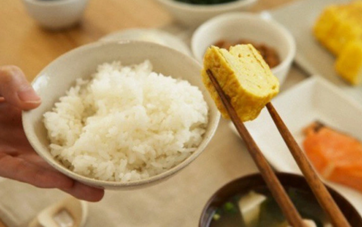 Chị Nguyễn Thị Mùi (chị gái anh Lạng) cho biết, khoảng 17h cùng ngày, anh Lạng đến nhà chị chơi và ở lại ăn cơm. Chưa kịp ăn thì anh Lạng có điện thoại. Nghe xong, anh Lạng bảo có khách thuê xe đi xã Tân Thắng giá 350.000 đồng, rồi nhanh chóng ra về. Chị Lê Thị Long (vợ anh Lạng) kể, sau khi cất xe máy, nạn nhân lấy ô tô đi chở khách. Anh Lạng nói sẽ về ăn cơm với cả nhà cho vui. Từ những thông tin trên, các trinh sát nhận định mấu chốt quan trọng của vụ án có thể bắt đầu từ cuộc gọi tới số máy của nạn nhân lúc 17h. (Ảnh minh họa, nguồn internet) 