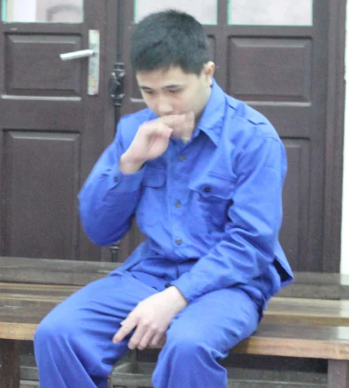 Ngày 6/8/2012, Quang thủ sẵn một chiếc liềm trong người rồi điện thoại nhờ anh Lạng chở tới xã Tân Thắng. Đợi đến khi trời nhá nhem tối, đi qua đoạn đường vắng, Quang ngồi phía sau, dùng liềm cứa thật lực vào cổ anh Lạng. Phát hiện anh Lạng đã chết, Quang mở của xe bỏ chạy. Chiều 28/1/2013, TAND tỉnh Nghệ An tuyên phạt bị cáo Phan Văn Quang (sinh tháng 9/1996; ngụ xã Quỳnh Châu, Quỳnh Lưu - Nghệ An) 12 năm tù giam về tội giết người.