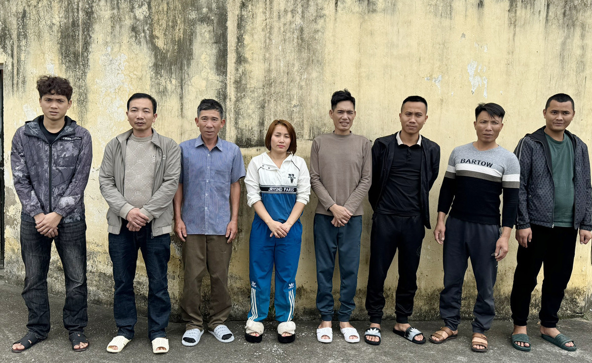 Bat nguoi phu nu cung 7 nam gioi dang say sua tren chieu bac