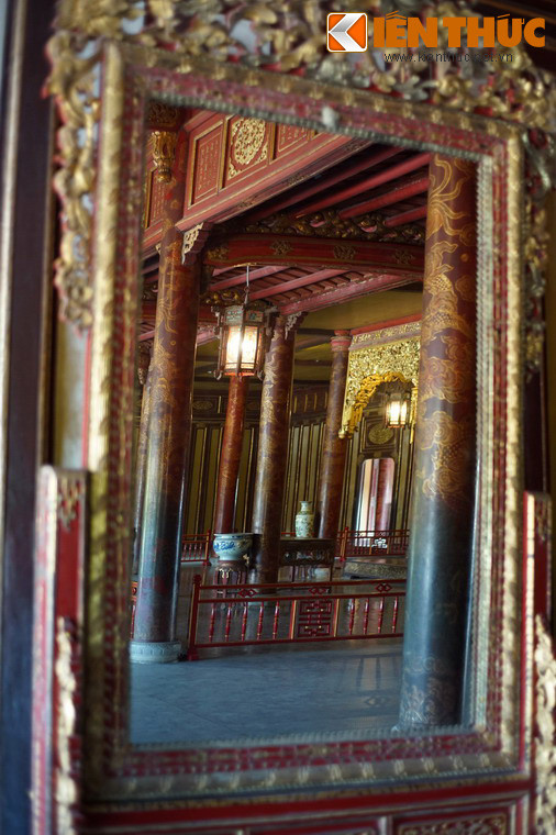 Hình ảnh nội thất của điện Thái Hòa phản chiếu qua gương.
