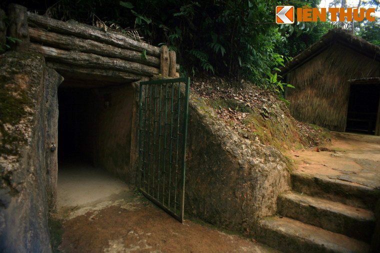 Đầu bên kia căn hầm dẫn đến lán làm việc của Thiếu tướng Hoàng Văn Thái, Tham mưu trưởng Chiến dịch Điện Biên Phủ.