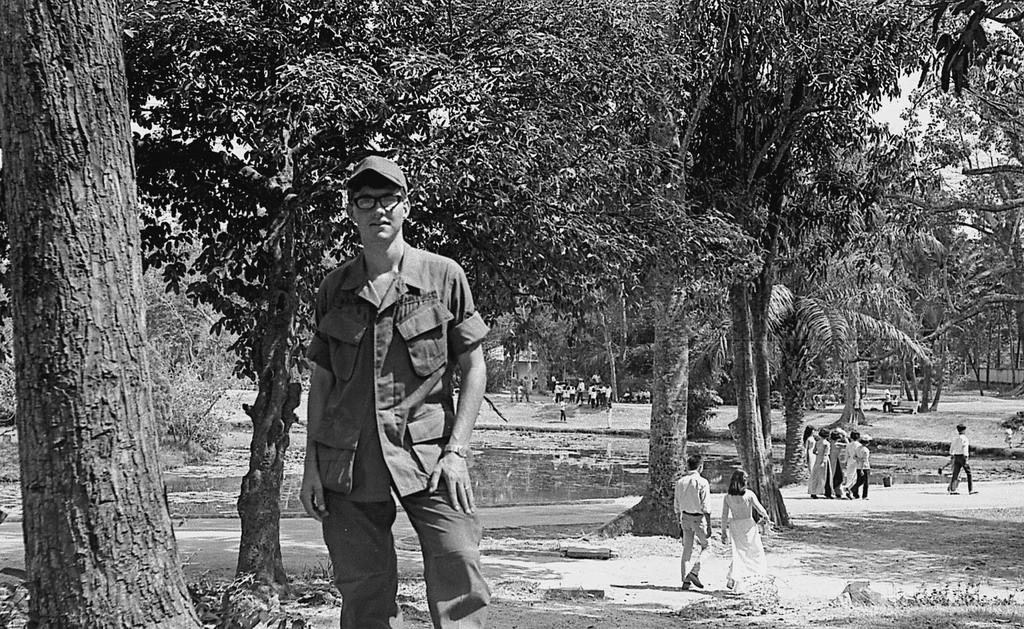 Cựu binh Carl Nielsen chụp ảnh kỷ niệm trong Thảo Cầm Viên. Ảnh: Carl Nielsen.