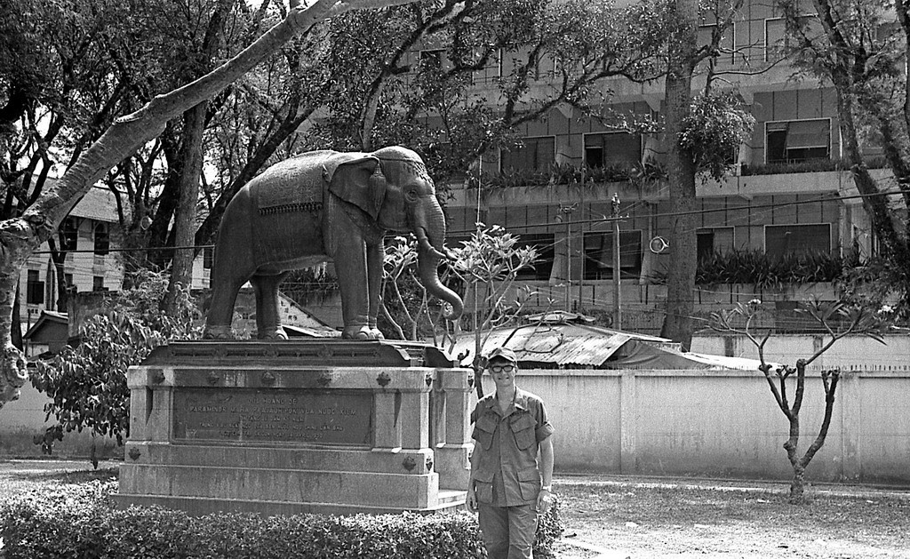 Tượng voi đồng của vua Thái Lan Paramindr Maha Prajadhipok tặng cho triều đình nhà Nguyễn năm 1935, được đặt cạnh đền Kỷ Niệm. Ảnh: Carl Nielsen.