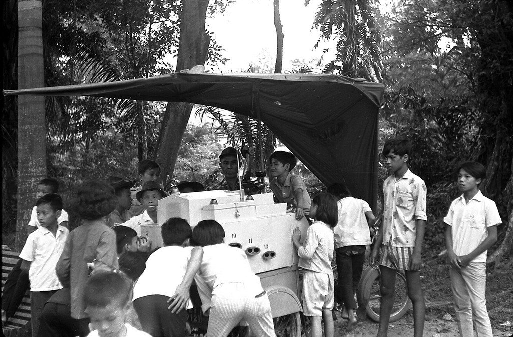 Trẻ em tụ tập tại một "rạp chiếu bóng" mini trong Thảo Cần Viên. Ảnh: Carl Nielsen.