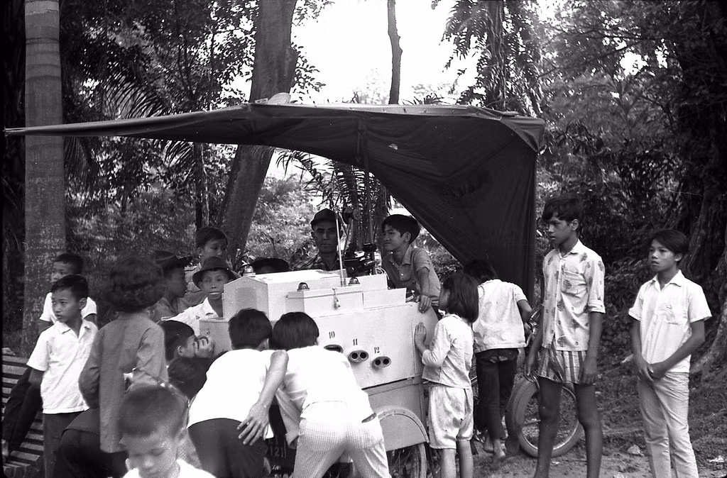 Trẻ em tụ tập tại một "rạp chiếu bóng" mini trong Thảo Cần Viên. Ảnh: Carl Nielsen.