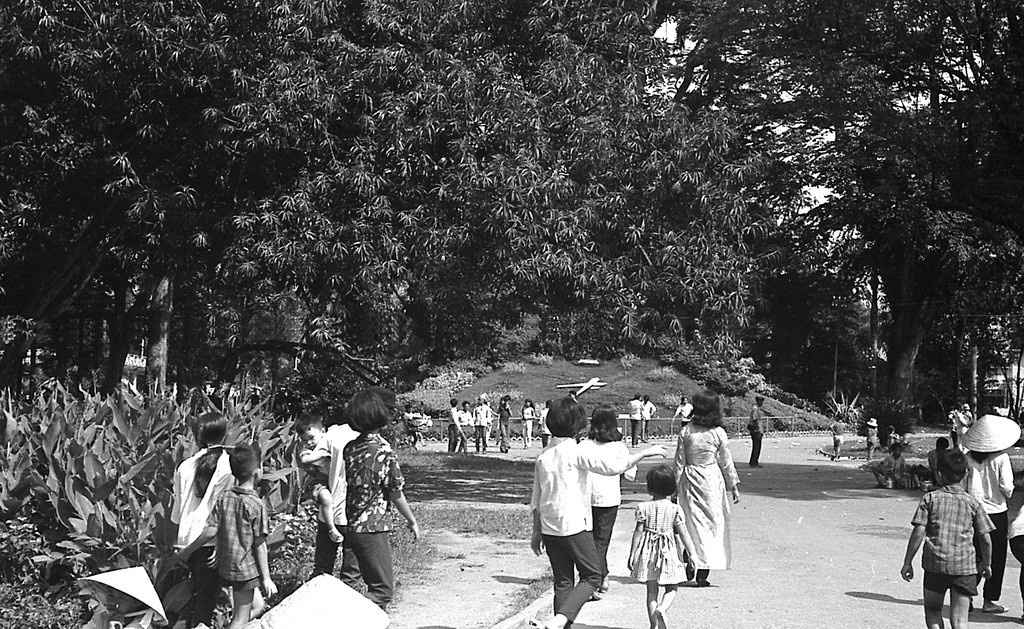 Khu vực quả đồi có chiếc đồng hồ cỏ (chạy được) ở Thảo Cầm Viên xưa. Ảnh: Carl Nielsen.