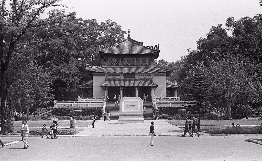 Đền Kỷ Niệm trong Thảo Cầm Viên Sài Gòn năm 1970, nay là đền thờ Vua Hùng. Ảnh: Carl Nielsen.