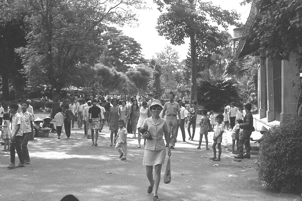 Du khách đến Thảo Cầm Viên rất đông. Ảnh: Carl Nielsen.