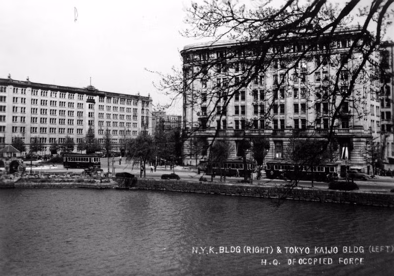 Tòa nhà NYK (bên phải) và Tòa nhà Tokyo Kaijo (bên trái). Ảnh: M20wc51.