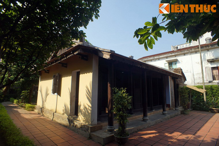 Ngôi nhà được xây ba gian, gồm bốn vài cột, kiến trúc theo kiểu nhà rường truyền thống của Huế, nằm trong một tổng thể nhà - sân - vườn hoàn chỉnh. Đây là nơi Bác Hồ đã sống khi theo gia đình vào Huế lần thứ nhất, từ năm 1895 - 1901.