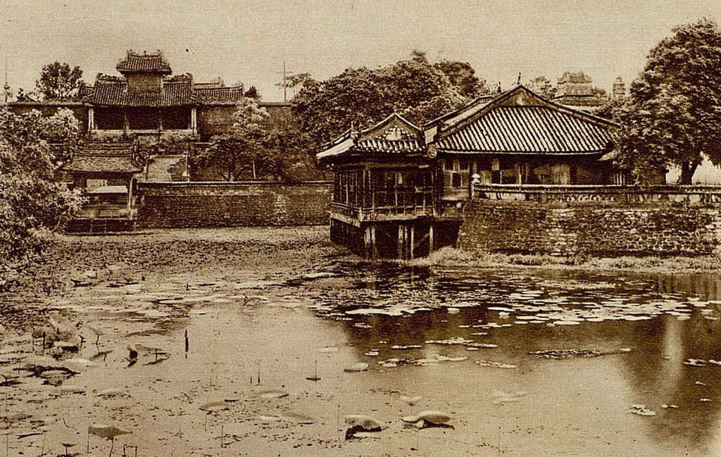 Lăng vua Khải Định nhìn từ phía hồ Lưu Khiêm. Ảnh: Gallica.bnf.fr.