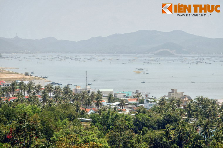 Quanh đầm là núi Đồng Cháy, núi Cẩm và cồn An Hải với những vách đá nhô ra mặt nước, tạo nên những cảnh quan ấn tượng.