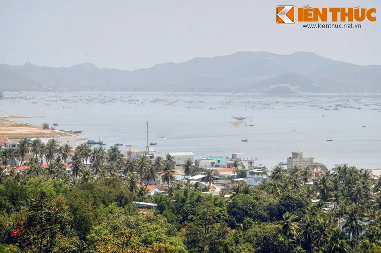 Quanh đầm là núi Đồng Cháy, núi Cẩm và cồn An Hải với những vách đá nhô ra mặt nước, tạo nên những cảnh quan ấn tượng.