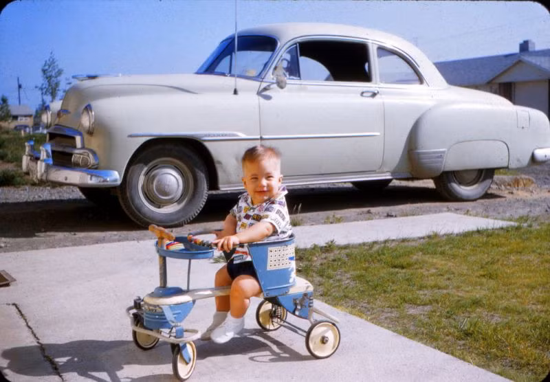 Em bé bên chiếc xe Chevrolet Deluxe, Anchorage năm 1956. Ảnh: Kurt Clark Flickr.