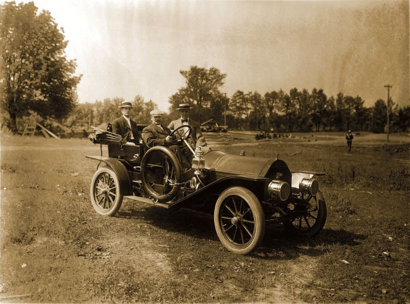Các quý ông trên chiếc Cadillac Model 30, năm 1909. Ảnh: Vintag.