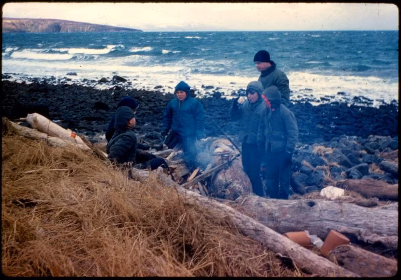 Các thanh niên nhóm lửa nấu ăn trong chuyến dã ngoại ở Sand Point, 1961. Ảnh: Kurt Clark Flickr.