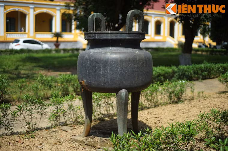 Chiếc vạc đồng có từ thời nhà Nguyễn đặt ở đầu vườn, phía sau bình phong.