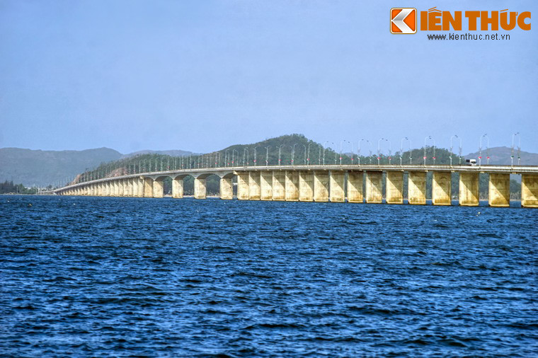 Tháng 12/2006, tỉnh Bình Định khánh thành cầu vượt đầm Thị Nại có tổng chiều dài 2.475 m, chiều rộng cả lan can 15,5 m, với tổng cộng 54 nhịp, đảm bảo cho xe có trọng tải 80 tấn qua lại. Đây là cây cầu vượt biển dài nhất Việt Nam tính đến năm 2007.